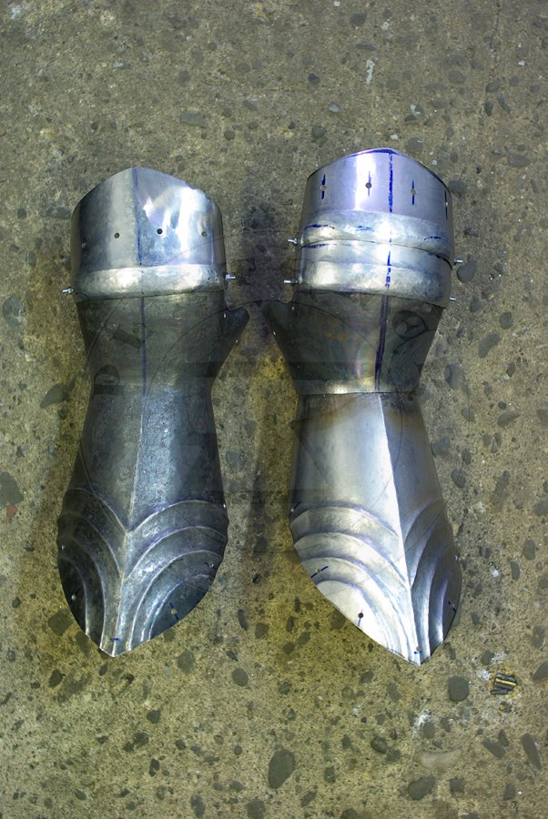 Pytowe osony rk druga poowa XV wieku w produkcji. W caoci wykonane ze stali redniowglowej./ Plate arm harness for second half of XV c. in production. Fully made from medium carbon steel.